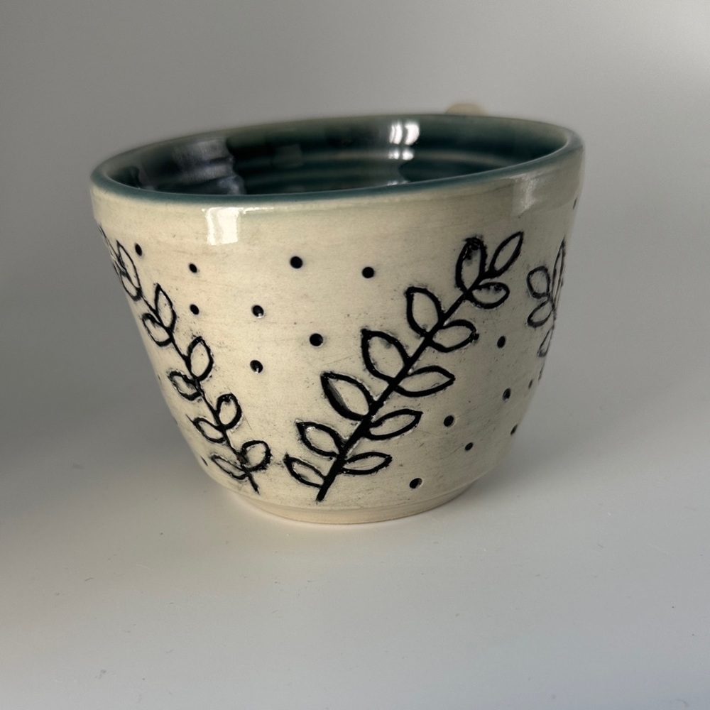 Handcrafted Ceramic Mug with Leaf Design - Picture 3 of 6